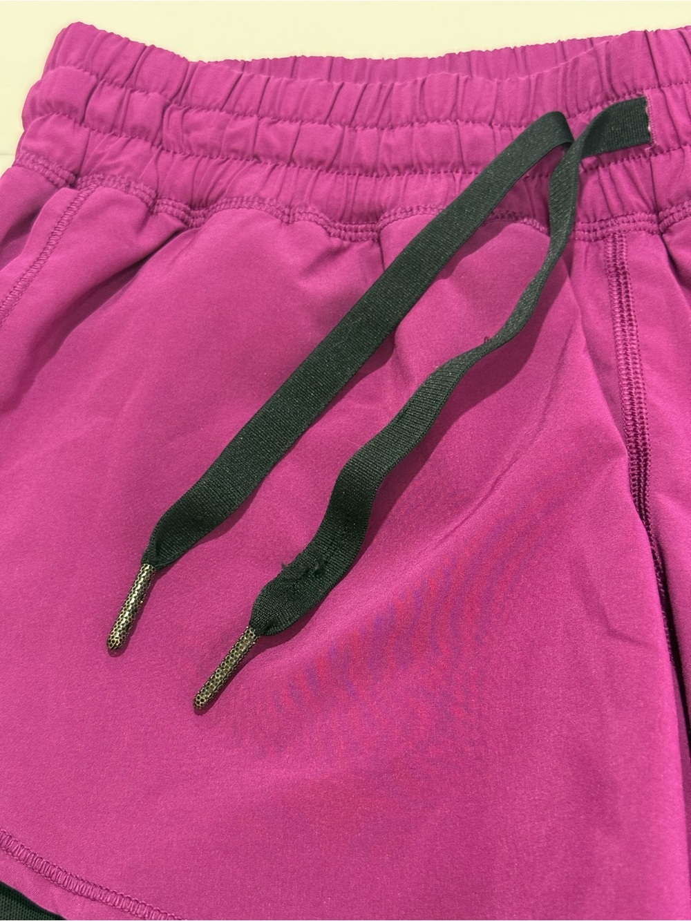 Lululemon Hot to Street Shorts in a Regal Plum built-in Black Mesh Liner Size 8 - Picture 6 of 10